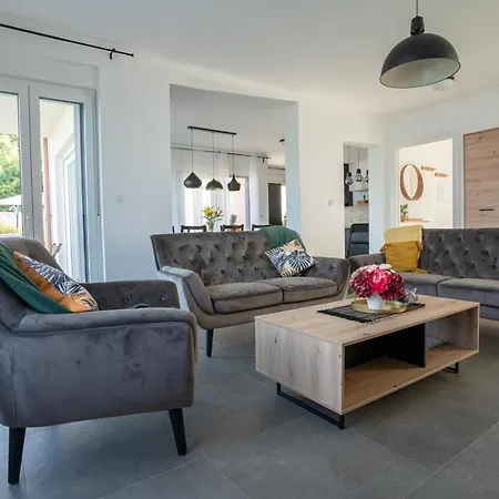 ヴィラ Villa Vita ロヴラン